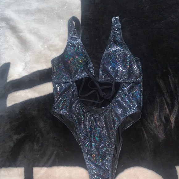 Snakeskin embossed cut out one piece swimsuit - Picture 3 of 3